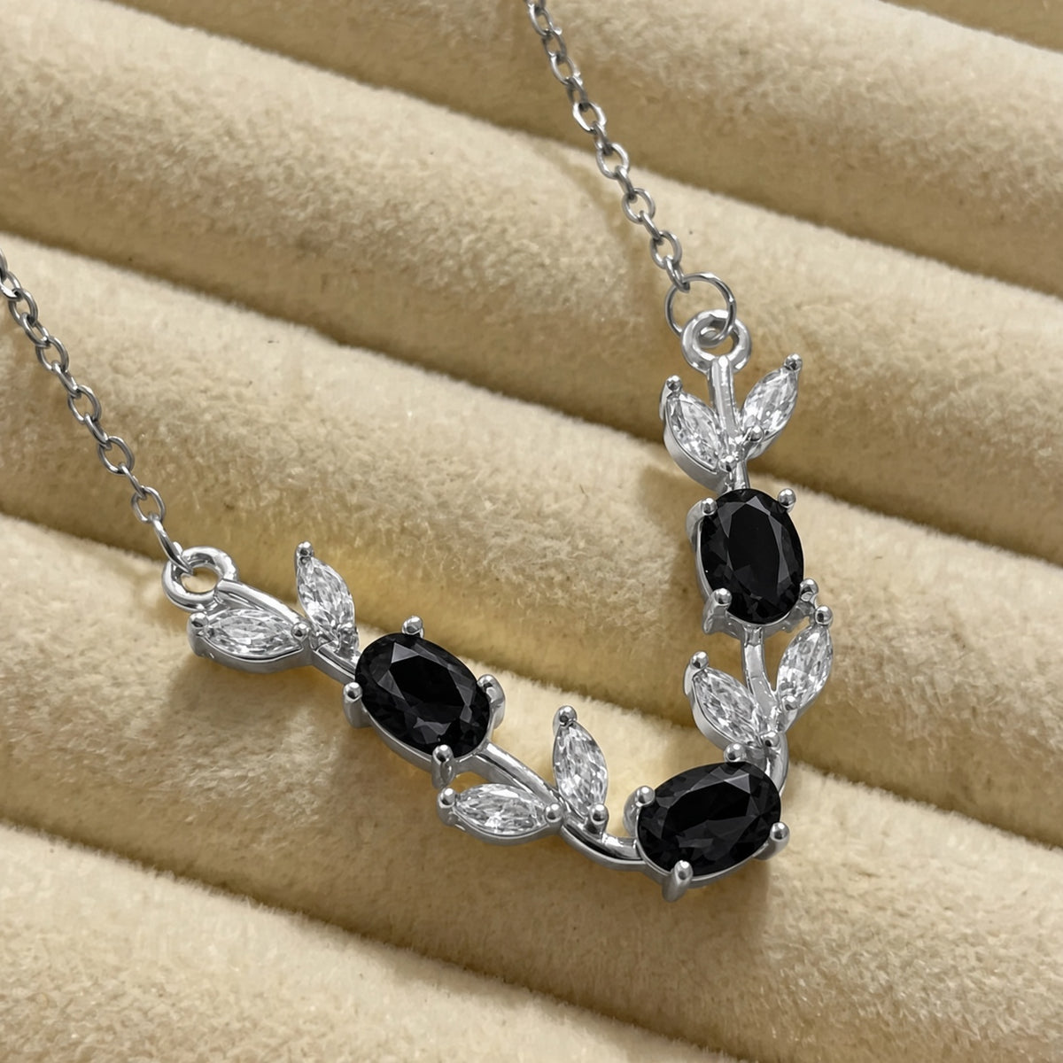 Tulip-Necklace - Silver (Black + White)